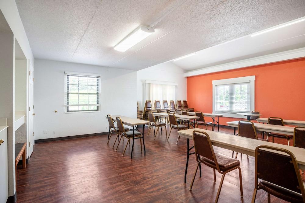 Hotel 6-hazelwood, Mo Hazelwood
