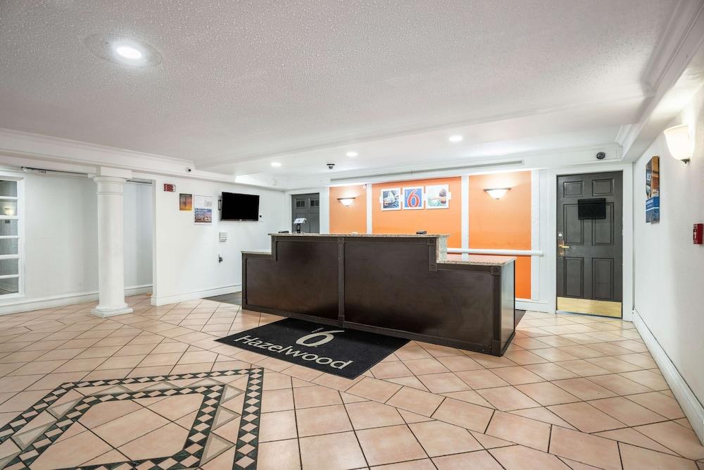Hotel 6-hazelwood, Mo