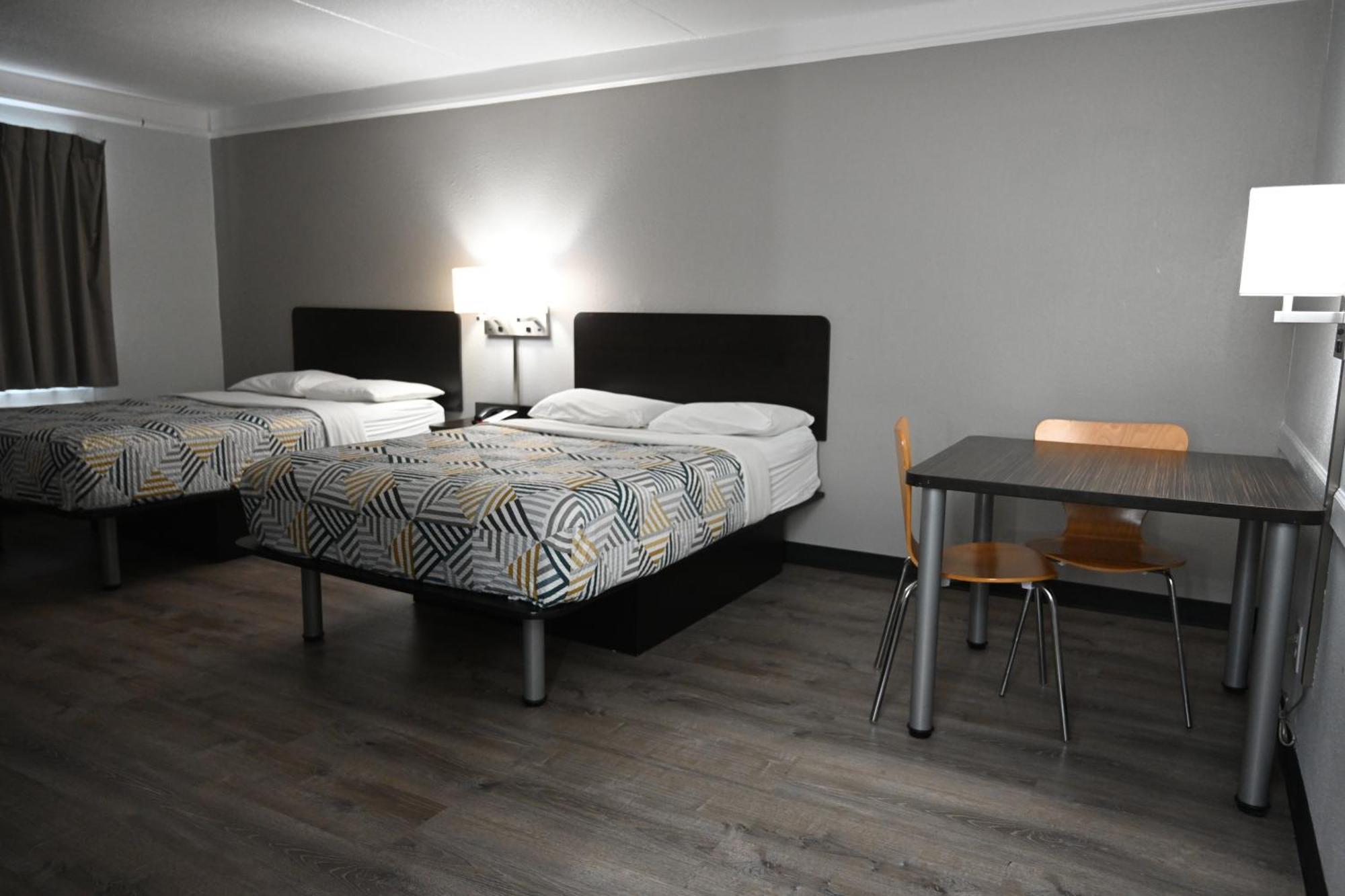6-hazelwood, Mo Hotel