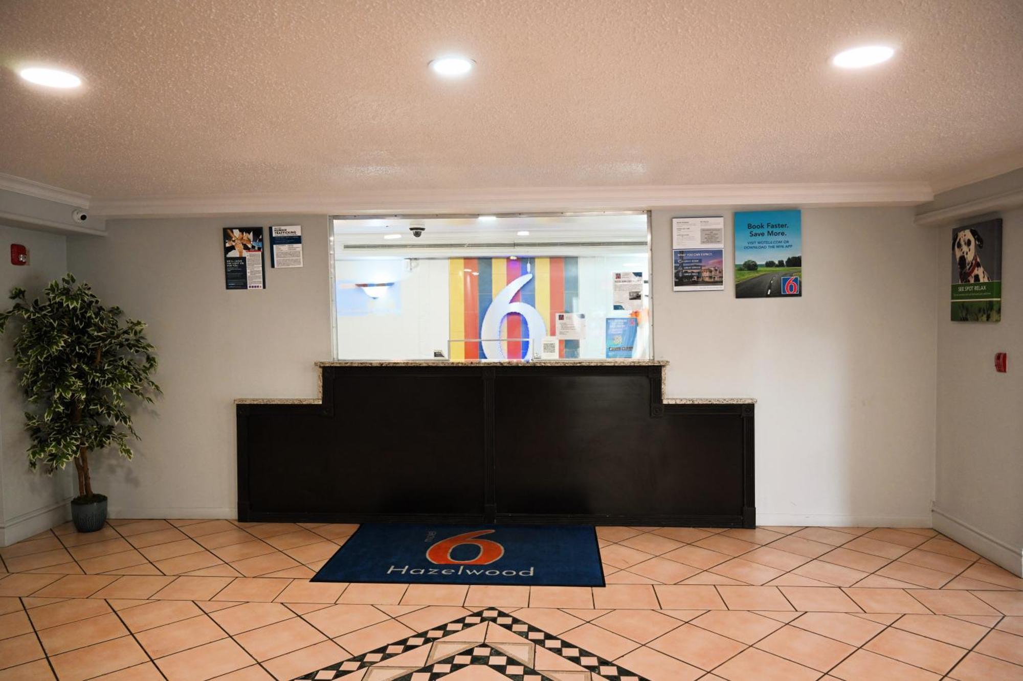 Hotel 6-hazelwood, Mo