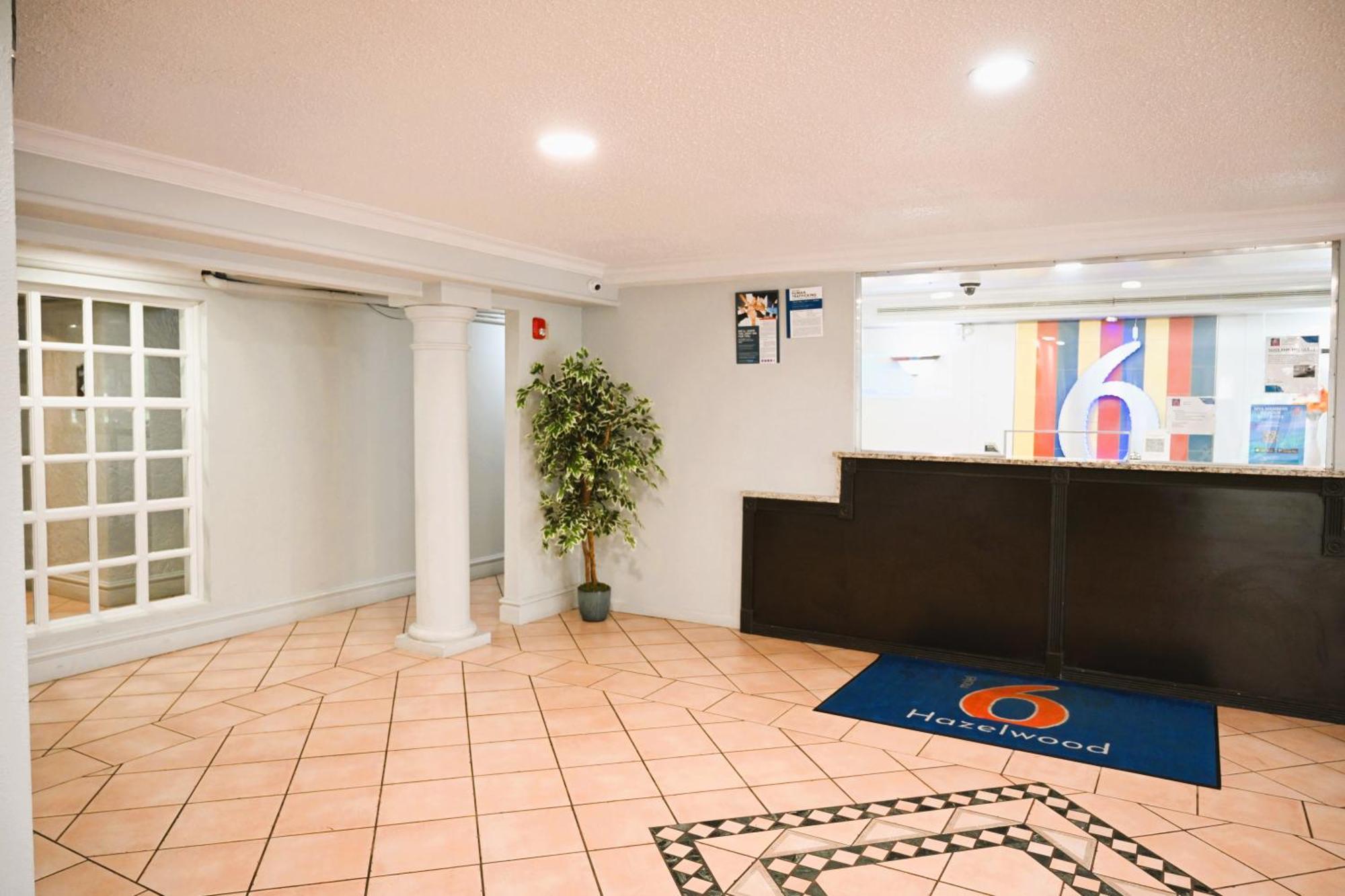 Hotel 6-hazelwood, Mo