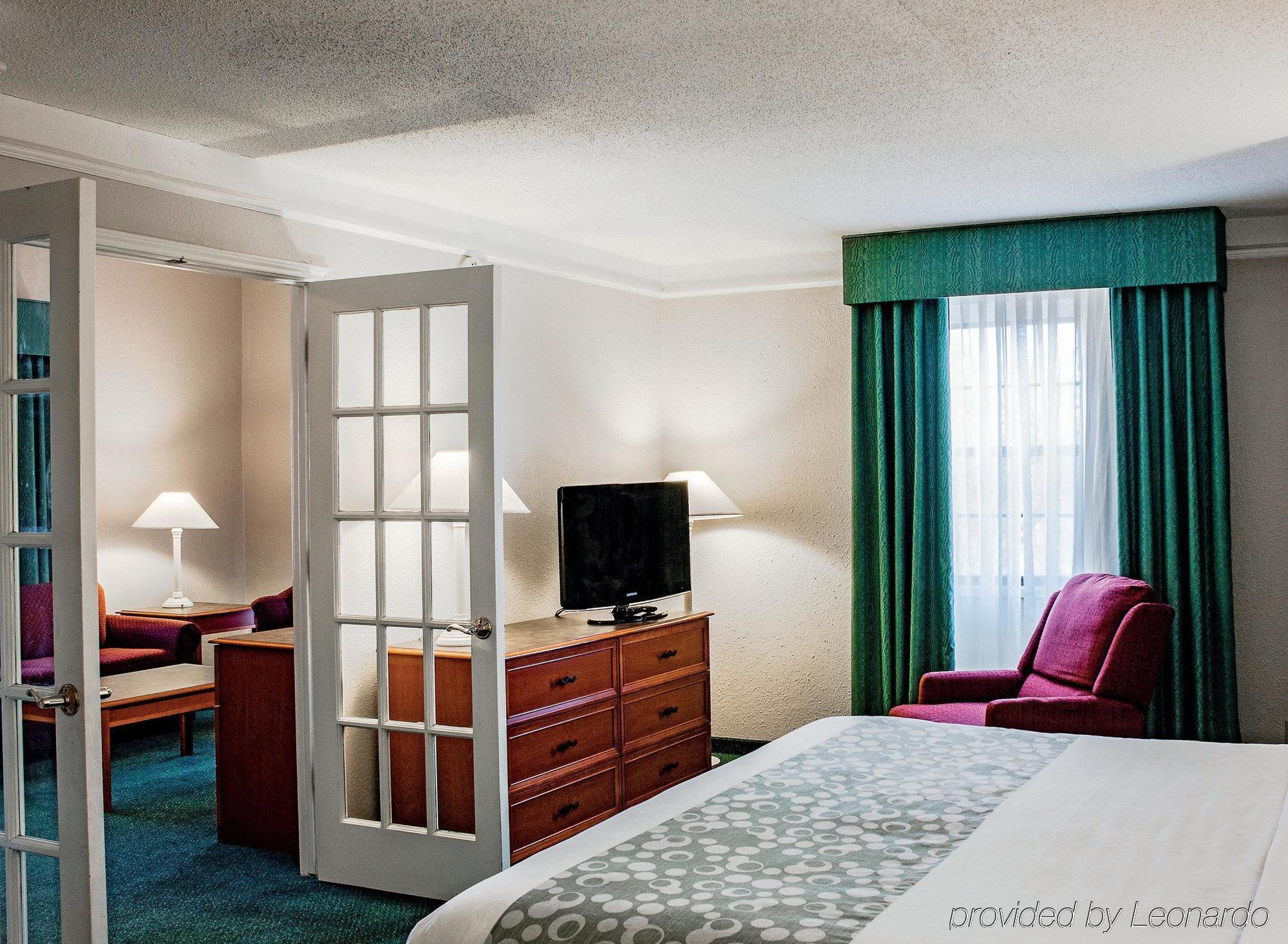 6-hazelwood, Mo Hotel Hazelwood