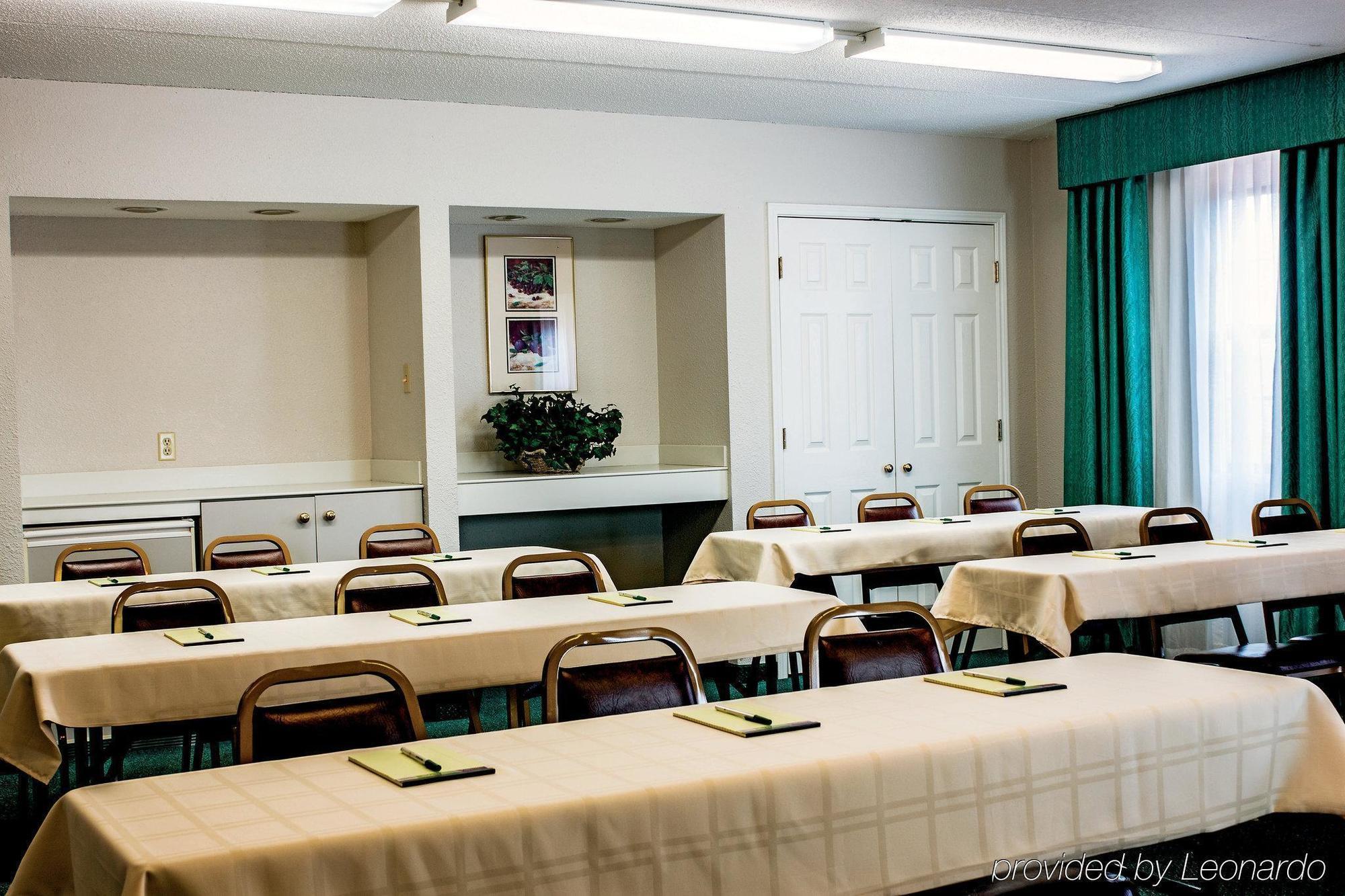 Hotel 6-hazelwood, Mo 4*
