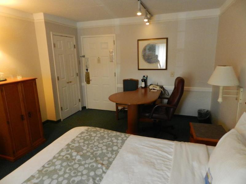 6-hazelwood, Mo Hotel
